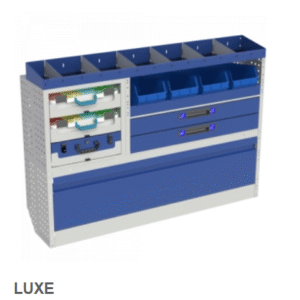 Linkerzijde van een ingerichte werkbus met opbergvakken, rekken en lades
